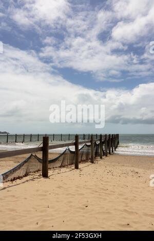 Un recinto per nuotare in spiaggia con rete per proteggere le persone da squali, meduse e stingers. Foto Stock