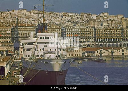 Foto di viaggio Algeria. Algeri. Porta. Vista dalla nave passeggeri alla città. Vista con nave 'Ville d'Alger Foto Stock