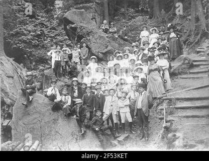 Svizzera sassone. Fori svedesi. Foto di gruppo di un grande gruppo escursionistico (magari un ragazzo e una ragazza con accompagnamento) Foto Stock