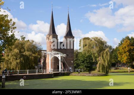 Geografia / viaggio, Paesi Bassi, Olanda, Delft, porta della città Oostpoort, Drawbridge, Additional-Rights-Clearance-Info-not-available Foto Stock