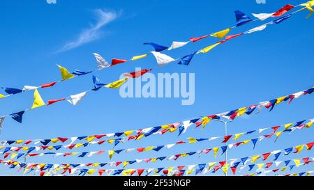 bandiere arcobaleno multicolore sul cielo blu per festeggiare. Bandiere colori cielo blu Foto Stock