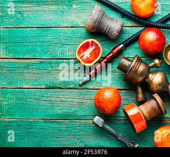 Hookah orientale fumatori o shisha con tabacco con pompelmo flavour.modern shisha di frutta con arancia Foto Stock