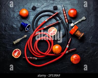 Hookah orientale fumatori o shisha con tabacco con pompelmo flavour.modern shisha di frutta con arancia Foto Stock