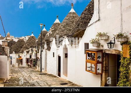 Geografia / viaggio, trulli, vista esterna, Alberobello, Italia, Puglia, informazioni-aggiuntive-diritti-di-liquidazione-non-disponibili Foto Stock