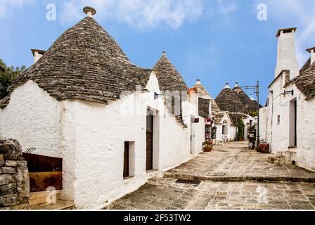 Geografia / viaggio, trulli, vista esterna, Alberobello, Italia, Puglia, informazioni-aggiuntive-diritti-di-liquidazione-non-disponibili Foto Stock