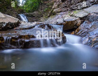 Bella cascata in Romania montagne Foto Stock