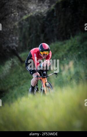 Volta Catalonia 23.3.2021- Matej Mohoric cavalcando per il Team Bahrain vittorioso nella prova di 18.5km passando attraverso Fontcoberta vicino Banyoles, Spagna Foto Stock