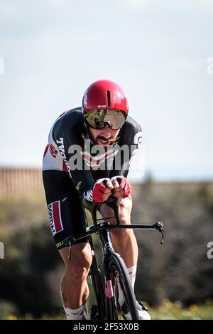 Volta Catalonia 23.3.2021- Thomas de Gendt guida per il Team lotto- Soudal nella prova a tempo di 18,5 km passando attraverso Fontcoberta vicino Banyoles, Spagna Foto Stock