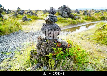 Rock cairns: Le tradizioni idilliache dell'Islanda Foto Stock