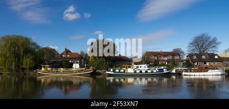 Barche ormeggiate sul Tamigi a Staines-upon-Thames, Surrey, Regno Unito. Foto Stock