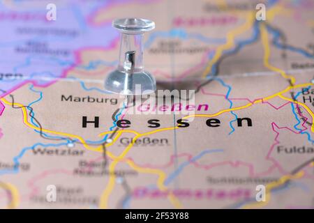 Un Pins incolore su una mappa che mostra il nome di Hessen uno stato della Germania Foto Stock