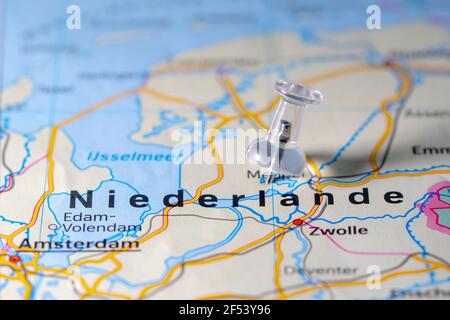 Un Pins incolore su una mappa che mostra il nome dei Paesi Bassi (Niederlande). Foto Stock