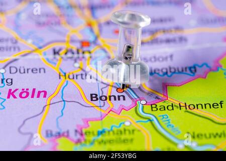 Un Pins incolore su una mappa che mostra il nome di Bonn uno stato della Germania Foto Stock