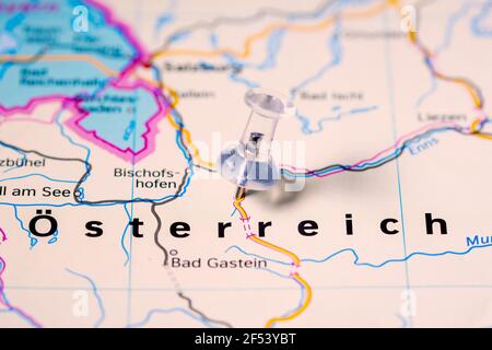 Un Pins incolore su una mappa che mostra il nome dell'Austria in tedesco. Foto Stock