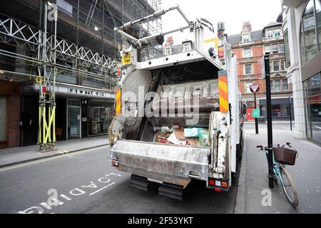 Londra, Regno Unito. 23 marzo 2021. Un carrello per la polvere rifiuti camion. Oggi ricorre il primo anniversario dell'inizio delle restrizioni di blocco del Regno Unito a causa della pandemia di Coronavirus COVID-19. Il silenzio di un minuto nazionale alle 12.00 segna il momento della riflessione. Londra è raffigurata oggi (23 marzo 2021), nell'anniversario del primo blocco di Coronavirus. Credit: Paul Marriott/Alamy Live News Foto Stock