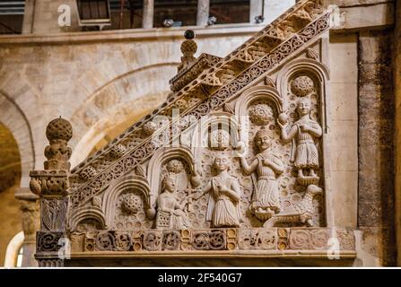 Geografia / viaggio, cattedrale San Valentino, Bitonto, costruito 1087 / 1114, vista interna, pulpito, salita, , Informazioni-aggiuntive-diritti-liquidazione-non-disponibili Foto Stock