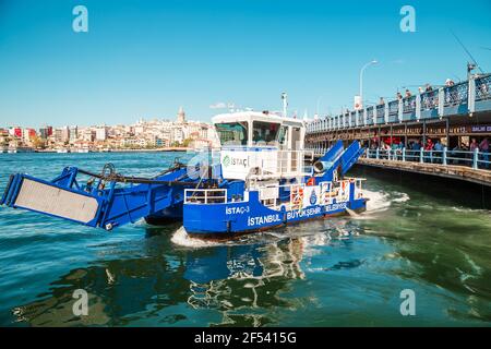 Raccolta di rifiuti nel Bosforo. Istanbul, Turchia - 19 settembre 2018. Foto Stock
