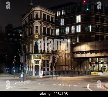 Il famoso Blackfriar Pub, sul sito del monastero di Blackfriars a Londra di notte Foto Stock