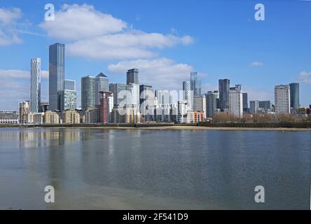 Canary Wharf, Londra. Vista da Rotherhithe che mostra torri di recente completamento (2021): Terranova (all'estrema sinistra) e Landmark Pinnacle (alla sua destra) Foto Stock