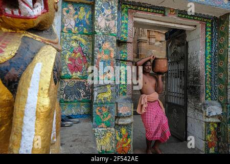 Bhubaneswar, India - 2021 febbraio: Uomo che porta cibo al tempio di Ananta Vasudeva l'8 febbraio 2021 a Bhubaneswar, Odisha, India. Foto Stock