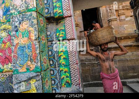 Bhubaneswar, India - 2021 febbraio: Uomo che porta cibo al tempio di Ananta Vasudeva l'8 febbraio 2021 a Bhubaneswar, Odisha, India. Foto Stock