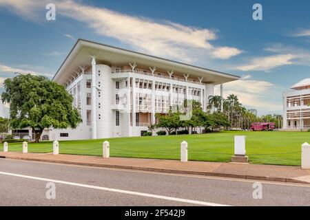 La Casa del Parlamento nel centro storico di Darwin, Australia, sotto un bel cielo Foto Stock