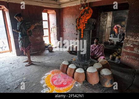 Bhubaneswar, India - 2021 febbraio: Gli uomini preparano il cibo al tempio di Ananta Vasudeva l'8 febbraio 2021 a Bhubaneswar, Odisha, India. Foto Stock