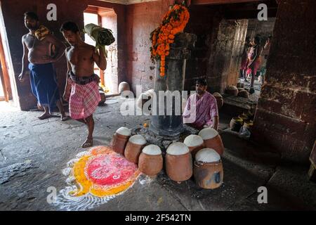 Bhubaneswar, India - 2021 febbraio: Gli uomini preparano il cibo al tempio di Ananta Vasudeva l'8 febbraio 2021 a Bhubaneswar, Odisha, India. Foto Stock