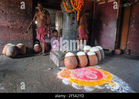 Bhubaneswar, India - 2021 febbraio: Gli uomini preparano il cibo al tempio di Ananta Vasudeva l'8 febbraio 2021 a Bhubaneswar, Odisha, India. Foto Stock