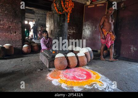 Bhubaneswar, India - 2021 febbraio: Gli uomini preparano il cibo al tempio di Ananta Vasudeva l'8 febbraio 2021 a Bhubaneswar, Odisha, India. Foto Stock