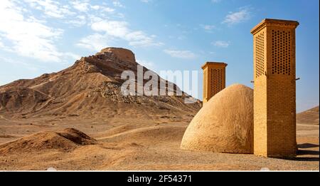 Geografia / viaggio, cisterna raffreddata ad aria e Dhakhma, Yazd, Additional-Rights-Clearance-Info-Not-Available Foto Stock