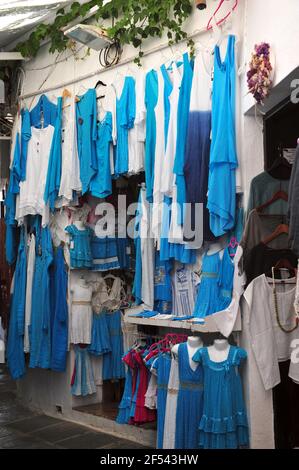 Immagine verticale del negozio di mercato a Rodi, Grecia. Abiti, e camicie appesi fuori negozio. Foto Stock