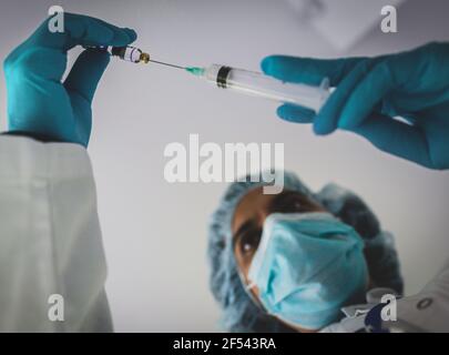 Vaccino Covid 19 in mano del medico in ospedale Foto Stock