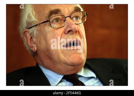 Stephen Nickell un membro del Comitato di politica monetaria nel suo ufficio nella Banca d'Inghilterra.Pic DAVID SANDISON. 25/2/2005 Foto Stock