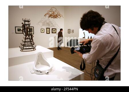 Marcel Duchamp... Fontana 1917, replica 1964Duchamp, Man Ray, Picabia Mostra al Tate Modern 21 febbraio - 26 maggio 2008 Fotografia di David Sandison The Independent Foto Stock