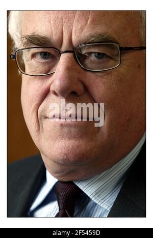 Stephen Nickell un membro del Comitato di politica monetaria nel suo ufficio nella Banca d'Inghilterra.Pic DAVID SANDISON. 25/2/2005 Foto Stock