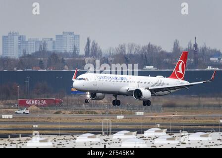 23 marzo 2021, Brandeburgo, Schönefeld: Un Airbus A 321 della compagnia aerea Turkish Airlines con l'identificazione (Hexcode) TC-LSV atterra da Istanbul all'aeroporto di Berlino Brandeburgo "Willy Brandt". Foto: Soeren Stache/dpa-Zentralbild/dpa Foto Stock