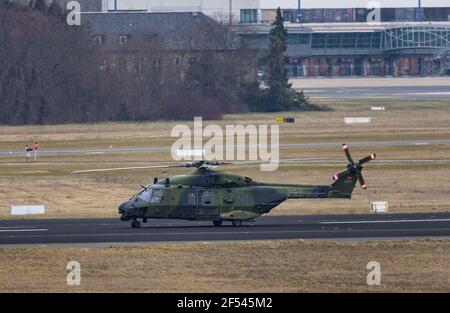 23 marzo 2021, Brandeburgo, Schönefeld: Un elicottero da trasporto NH 90 (elicottero NATO) dell'esercito tedesco atterra all'aeroporto di Berlino Brandeburgo Willy Brandt. Foto: Soeren Stache/dpa-Zentralbild/dpa Foto Stock