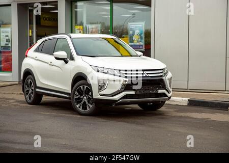 MOSCA, RUSSIA - 30 SETTEMBRE 2019: L'esterno della nuova SUV auto Mitsubishi Eclipse Cross. Incrocio sulla strada cittadina Foto Stock