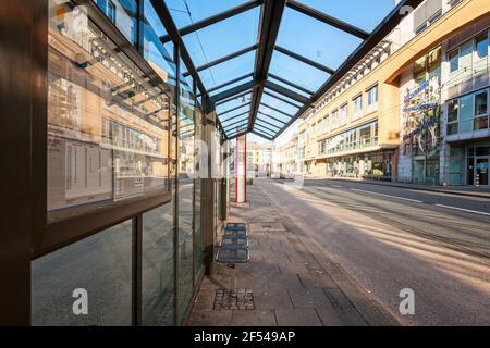 SOLINGEN, GERMANIA - 21 FEBBRAIO 2021: Filobus e fermata dell'autobus, Solingen, Nord Reno-Westfalia, Germania. Via vuota Foto Stock