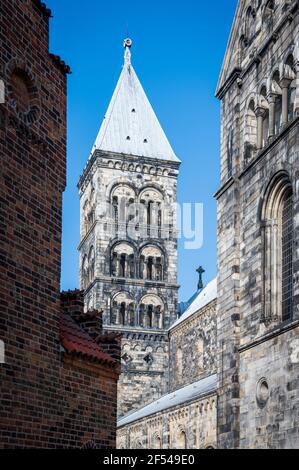 Uno dei campanili della cattedrale di Lund contro una chiara cielo blu in un giorno di primavera brillante Foto Stock