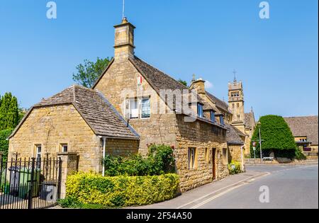 Tipiche case in ardesia Cotswold a lato della strada e St Catharine's Church a Chipping Campden, una piccola cittadina di mercato nel Cotswolds, Gloucestershire Foto Stock