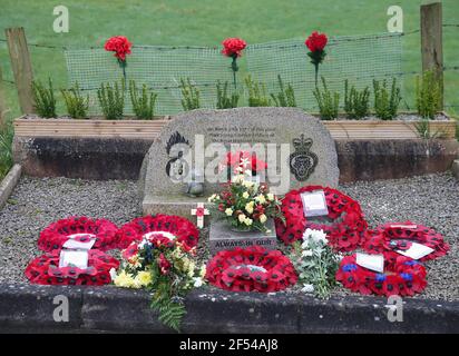 Tributi floreali freschi in un memoriale il 50° anniversario dei tre soldati scozzesi del 1° Battaglione, Royal Highland Fusiliers a White Brae, Ligoniel, nel nord di Belfast, uccisi in loco nel 1971. Foto Mal McCann Foto Stock