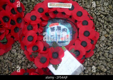 Tributi floreali freschi in un memoriale il 50° anniversario dei tre soldati scozzesi del 1° Battaglione, Royal Highland Fusiliers a White Brae, Ligoniel, nel nord di Belfast, uccisi in loco nel 1971. Foto Mal McCann Foto Stock