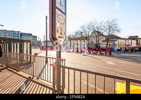 SOLINGEN, GERMANIA - 06 MARZO 2021: Stazione ferroviaria di Solingen, Hauptbahnhof, Nord Reno-Westfalia, Germania. L'area di fronte alla stazione ferroviaria wi Foto Stock