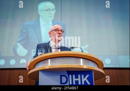 Berlino, Germania. 24 Marzo 2021. Peter Adrian, parlando dopo la sua elezione a presidente dell'Associazione delle Camere dell'industria e del Commercio tedesche (DIHK). L'imprenditore Peter Adrian di Treviri succede a Eric Schweitzer (non nella foto), il cui mandato si è concluso dopo due periodi di elezione secondo gli statuti. Credit: Michael Kappeler/dpa/Alamy Live News Foto Stock