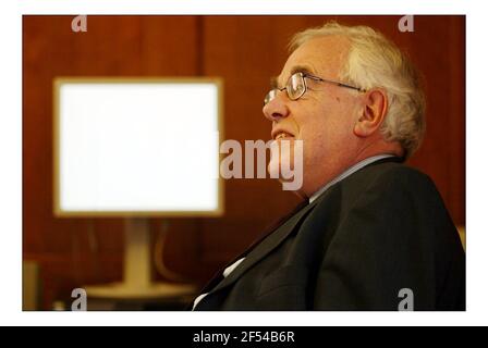 Stephen Nickell un membro del Comitato di politica monetaria nel suo ufficio nella Banca d'Inghilterra.Pic DAVID SANDISON. 25/2/2005 Foto Stock