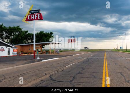 Adrian, Texas - 9 luglio 2014: Vista del Midpoint Cafe lungo la storica strada US 66 nella città di Adrian, Texas. Foto Stock
