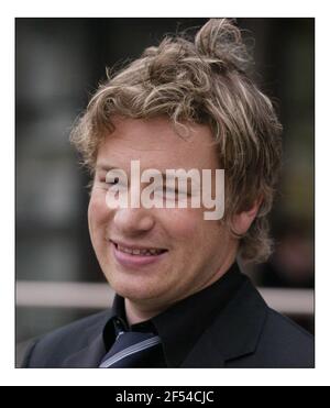 Jamie Oliver ad una fotocellula prima della sua stampa conf re Cene scolastiche tenute al canale quattro a Londonpic David Sandison 30/3/2005 Foto Stock