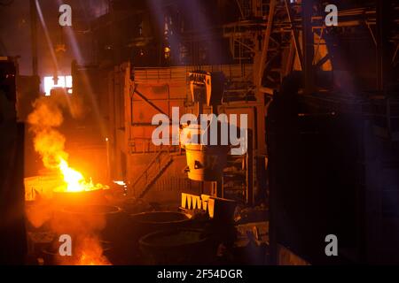 Aksu, regione di Pavlodar, Kazakistan - Maggio 29 2012: Secchio metallurgico con metallo caldo liquido. Impianto in lega metallica. Interno dell'officina di fabbrica. Foto Stock